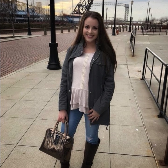 Meet your Posher, Natalie [POSH AMBASSADOR] - Picture 3 of 4